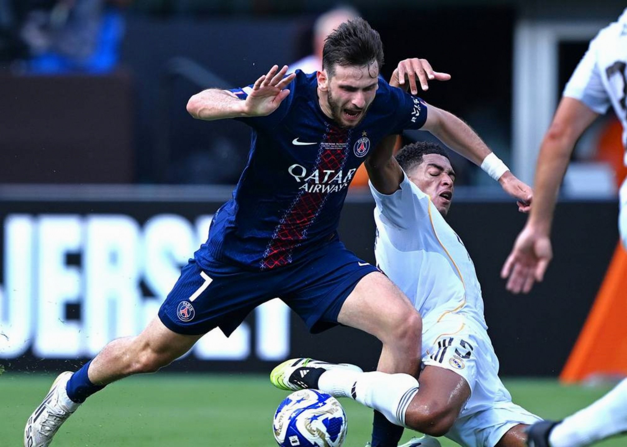 包含冲刺阶段摩纳哥备战法甲莱万多夫斯基连续十二场比赛得分超过败北，网友：武汉三镇更衣室发声备战英超的词条